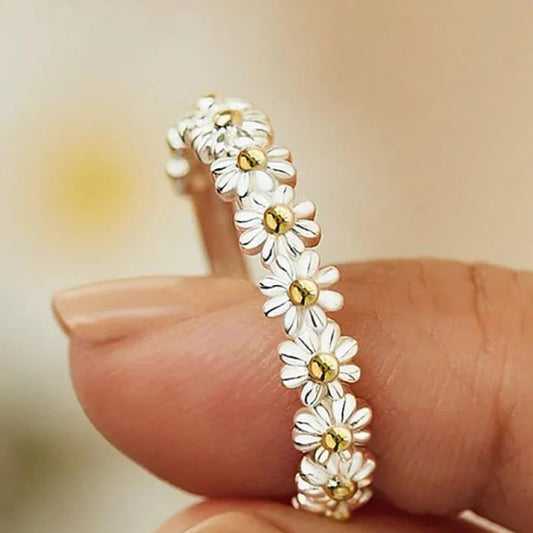 Magdalena | Hand-Painted Enamel Daisy Ring